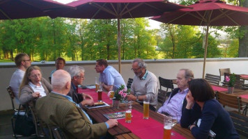 Brotzeit nach der Besichtigung bei der Firma städtebauliche Modellprojekt der B & O Wohnungswirtschaft