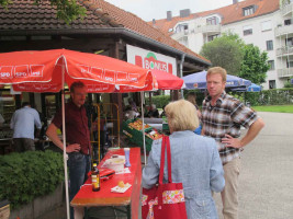 Stephan Keck und Thomas Gebhardt im Gespräch mit Kunden des Bonus-Marktes