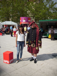 Bela Bach mit Fritz Humpelmayr bei der Eröffnung mit Besucherzelt im Hintergrund